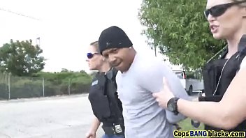 1人の熱い女性警官は黒い重罪の大きなペニスを使用しますtoearns-a-lesson-hd-72p-porn-2