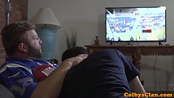 Oso musculoso golpea a un jovencito durante un partido de rugby