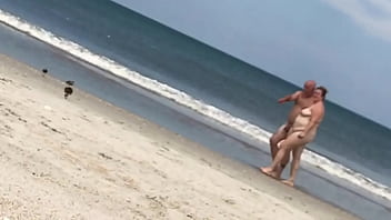 signore in una spiaggia nudista che si godono quello che vedono