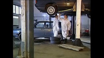 Mujer de clase alta follada por mecánicos en garaje