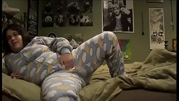 FOOTIE PAJAMA PLAYING: Jugando en la cama de mis padres en pijama, me masturbo pensando en mi hermanastro