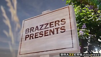 Brazzers - Milfs Like it Big - Cena de Pervert In The Park estrelando Alexis Fawx Romi Rain e Keiran L