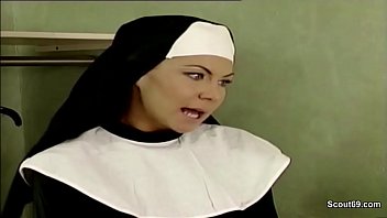 ドイツの修道女が古典的なポルノ映画でプリスターによって性交するように誘惑する