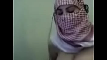 Palestine Arab Hijab Girl mostra le sue Big Boob in webcam