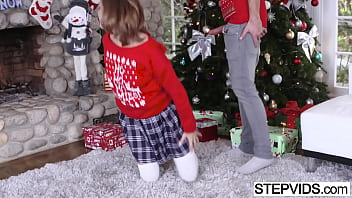 ライリーメイはクリスマスで彼女のstepbroを強打します