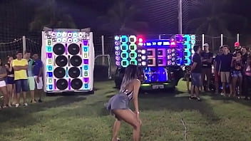 Young girl shakes her ass in funk