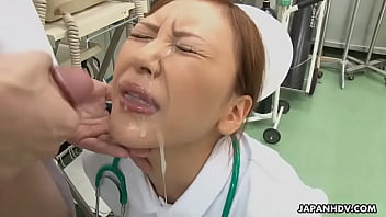Une infirmière suce le docteur et se fait asperger sur tout le visage