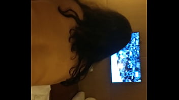 Kavya, fille bengali desi, monte dans une chambre d'hôtel