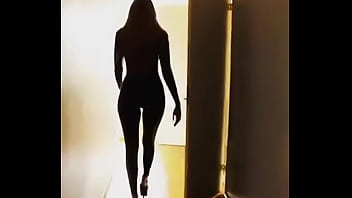 Una ragazza sexy cammina in catsuit in lattice
