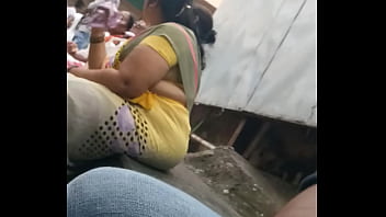 Desi amarillo sari tía .. CurvyAnd sexy caderas