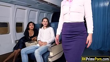La asistente de vuelo Nikki se folla al pasajero