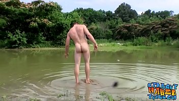 Спортивный парень Элайджа Найт дрочит на свежем воздухе у озера