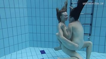 Zwei heiße Lesben im Pool lieben sich