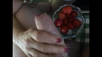 Sperma auf Essen - Erdbeeren