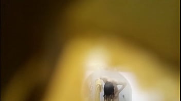 Filmando a meia-irmã no banheiro