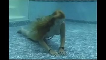 Красивая Русалка Мэгги красиво мастурбирует под водой