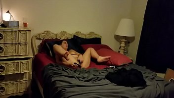 Ma belle-mère milf surprise en train de se masturber devant un porno