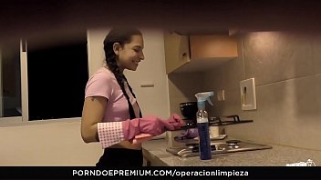 MAMACITAZ - #Matilde Ramos - Une femme de ménage latina en chaleur éjacule dans une baise chaude en POV