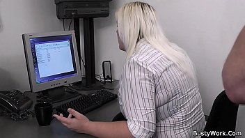 Une dame blonde au bureau plait à son patron
