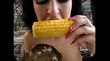 semen en la comida - mazorca de maíz semen