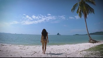 Micro bikini stuzzicare da teen sexy che cammina su una spiaggia