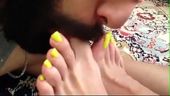 Rojhin Rasuli, uma amante iraniana, ela é a amante mais bonita em todo o mundo com uma escrava beijando seus pés e lambendo suas solas e chupando seus dedos incríveis