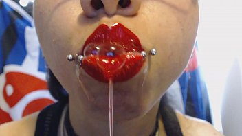 Lèvres rouge vif Bave et crache BEAUCOUP de salive