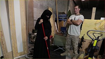 TOUR OF BOOTY - Un soldat américain séduit un serviteur arabe sexy