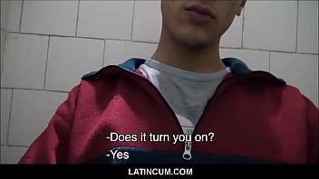 Гетеросексуальный латиноамериканец просыпается от парня-гея, предлагающего деньги в ванной, видео от первого лица