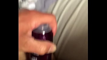 Слитое видео!!! Девушка-гопница испытывает оргазм на бутылке со смазкой