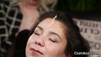 Une idole perverse se prend du sperme sur son visage en mangeant tout le jizm