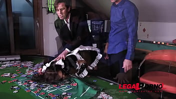 Sirvienta sumisa Henessy encadenada y pelotas en la mesa de póquer GP095