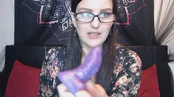 Camgirl Vlog Chat # 1 Unboxing BAD DRAGON Package! Nouveau tube de sperme gode! BBW avec des tatouages