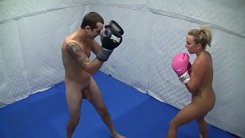 Dre Hazel besiegt Kerl im wettbewerbsfähigen Nacktboxkampf