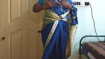 des indian geiles betrügen tamil telugu kannada malayalam hindi frau vanitha trägt blaue farbe saree zeigt große brüste und rasierte muschi presse harte brüste presse nip reiben muschi masturbation