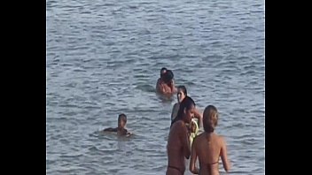 Couple fou donnant 'Umazinha' sur la plage Rio das Ostra