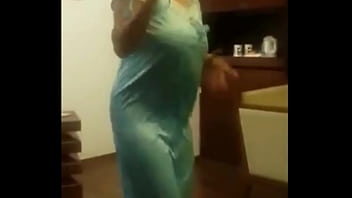 Танцующая тетушка с большими сиськами