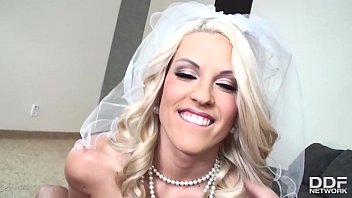Красивая блондинка невеста Бланш Брэдберри делает умопомрачительный минет от первого лица