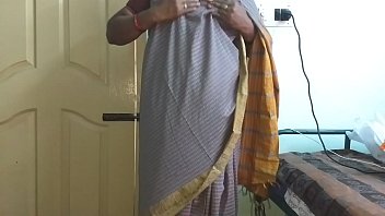 desi indian tamil telugu kannada malayalam hindi geiles betrügen ehefrau vanitha trägt graue farbe saree zeigt große brüste und rasierte muschi presse harte brüste presse nip reiben muschi masturbation