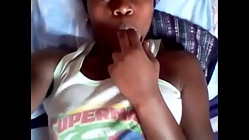 Jovem africana, empregada doméstica brincando com sua boceta e seu cuzão