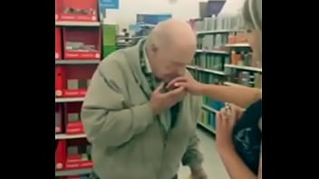 Schlampe fingert sich am Walmart und lässt Fremde an ihrem Finger schnüffeln