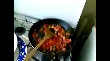 Desi bhabhi chupando enquanto cozinha