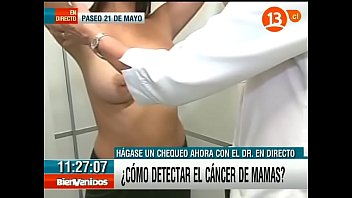 Gros seins seins latina examen à la télé