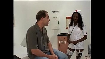 Infermiera nera cattiva ama succhiare e scopare un tizio bianco nella clinica