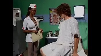 Enfermera MILF caliente da tratamiento sexual a un paciente cachondo en la sala de emergencias