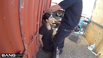 Screw the Cops- Latina chica mala atrapada chupando una polla polla