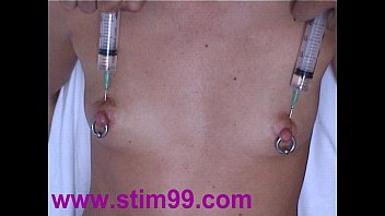 Solution saline injectée dans les mamelons du sein Pompage des seins et vibrateur