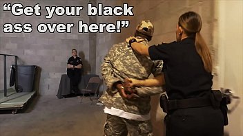 PATRULLA NEGRA - El soldado falso es usado como un juguete negro por policías blancos