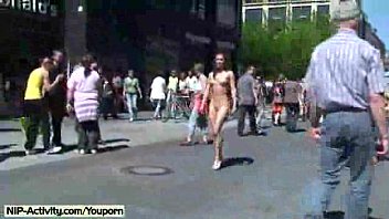 Naked babe has fun in streets