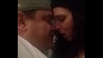 Kissing Goodnight ... chaud amateur couple amoureux s'embrasser passionnément